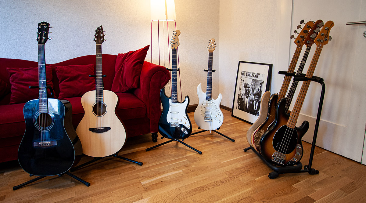 Bässe, Gitarren, Sofa